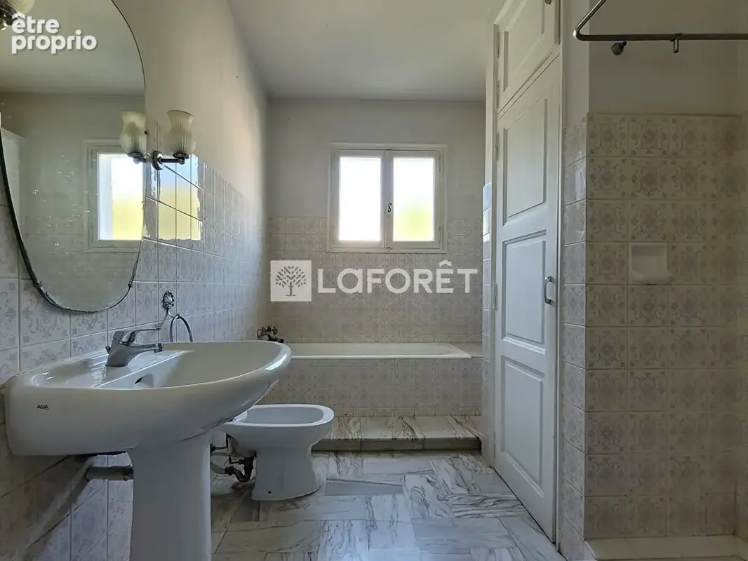 CUERS : Maison 7 Pièces implantée sur un parc paysager de 1.000 m². - photo 11