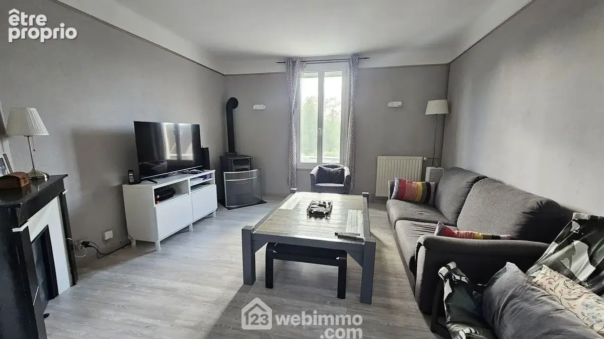 Le séjour de 17 m² avec son poêle à granulés.