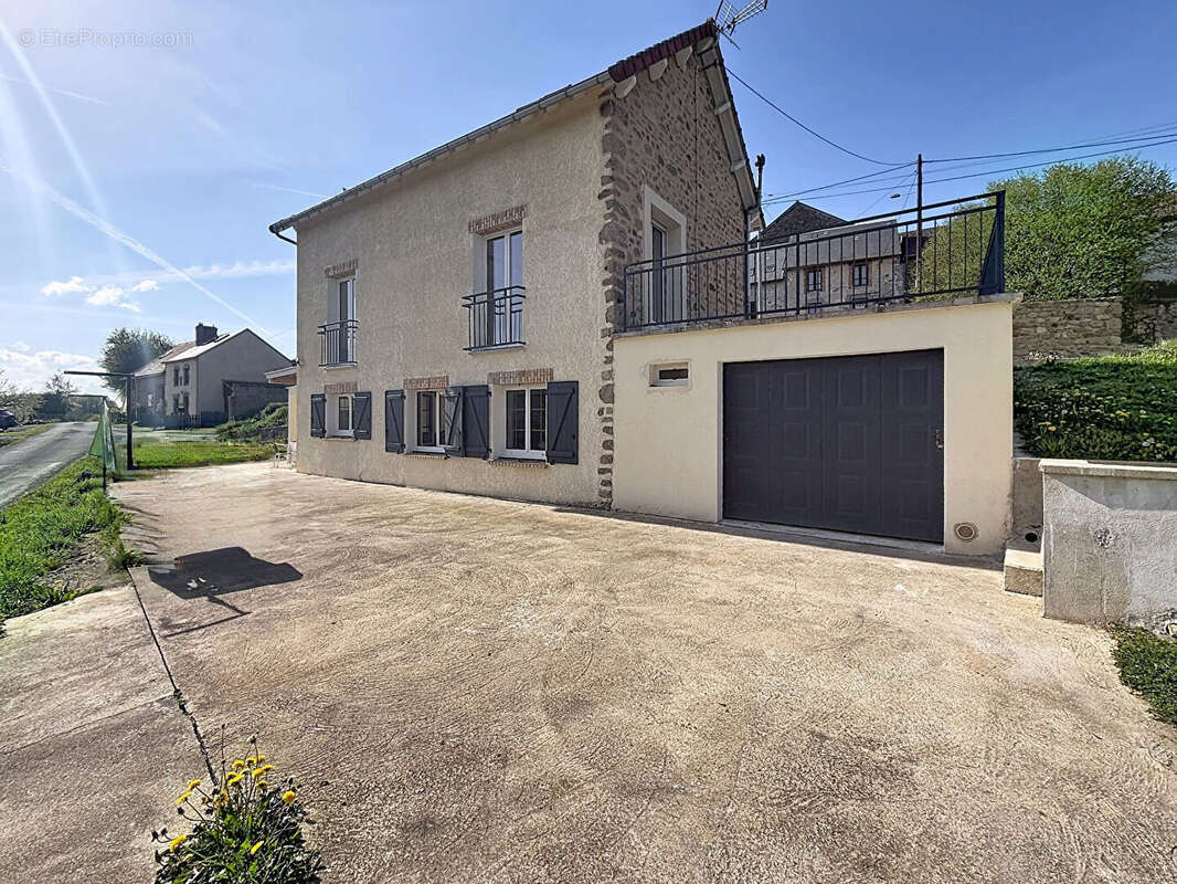 Maison à SAINT-ETIENNE-DE-FURSAC
