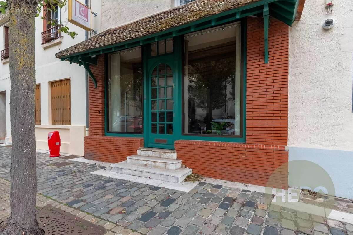 Commerce à NEAUPHLE-LE-CHATEAU