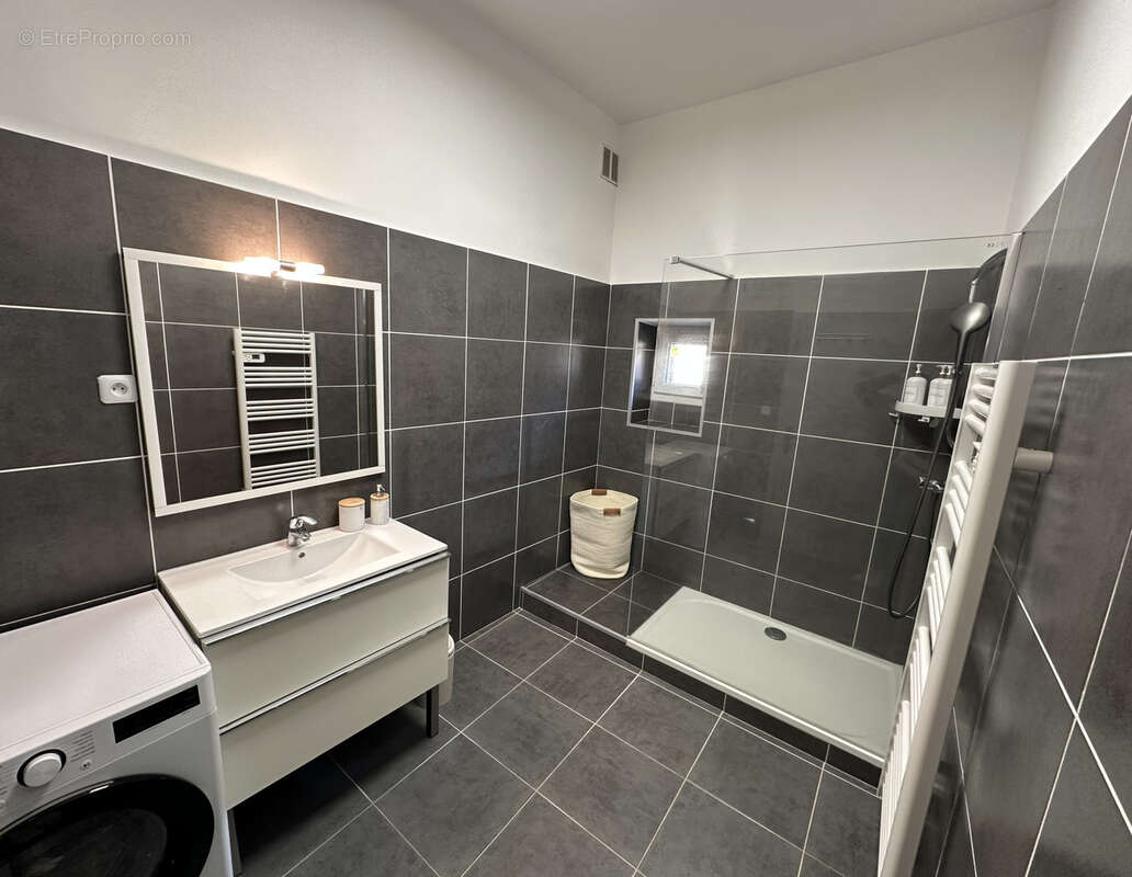 Appartement à COLLOBRIERES