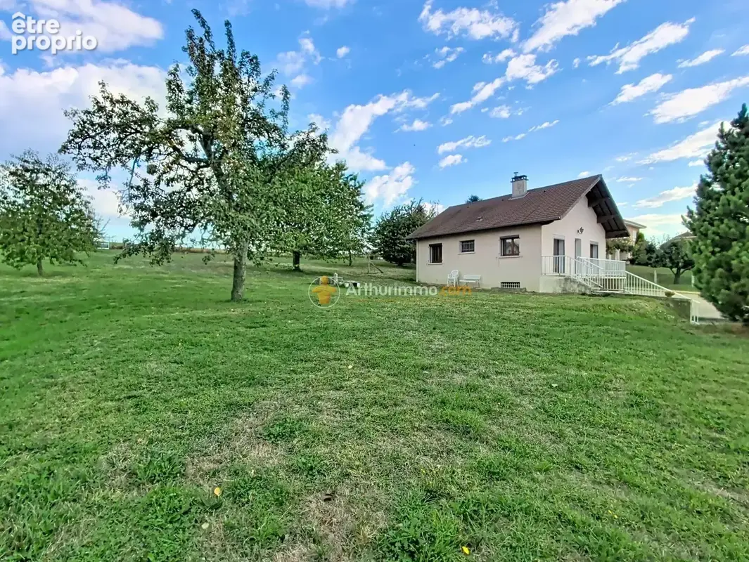 Maison à LA CHAPELLE-DE-LA-TOUR