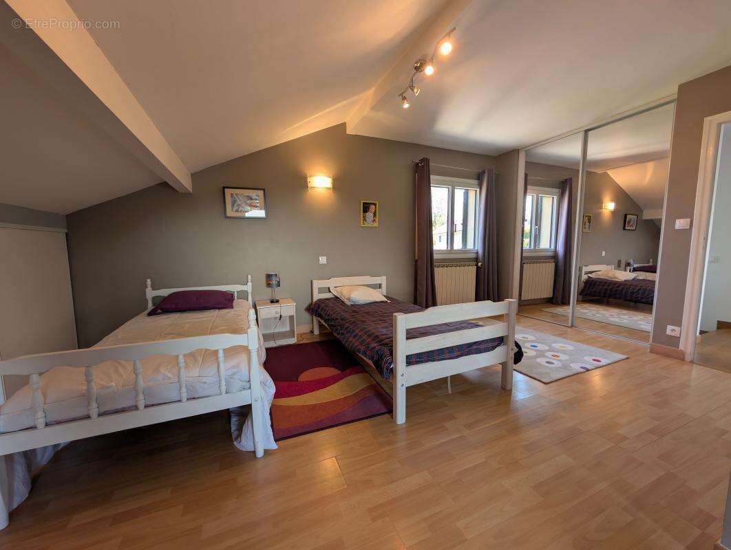 À moins de 10 minutes du centre-ville d'Aix-les-Bains – A vendre belle maison individuelle aux volumes généreux, idéale pour une - photo 16