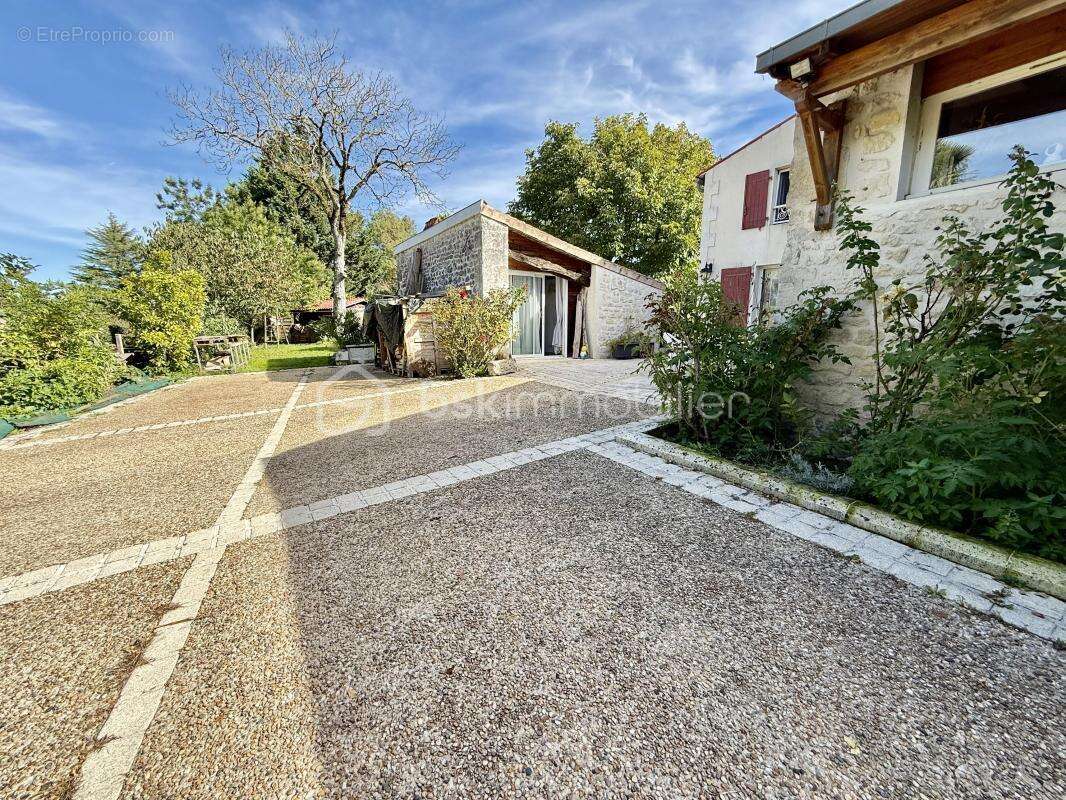 Maison à NIEUL-LES-SAINTES