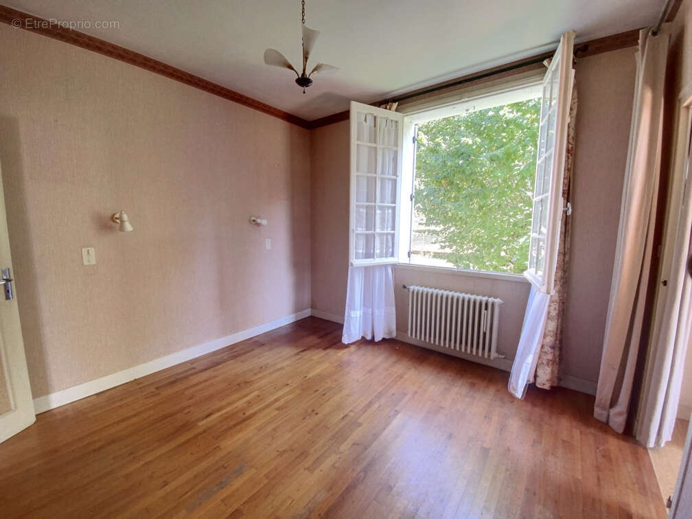 Maison à MANZAC-SUR-VERN