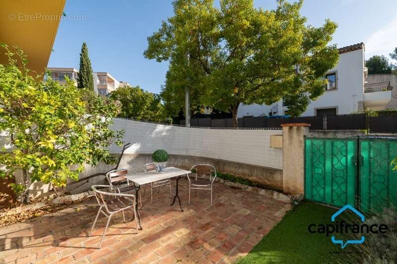 Sanary Port à pied/  Appartement en RDC de 114 m2,  S/Sol de 187 m2  et terrain 318 m2 /garage. 10mn du port - photo 6
