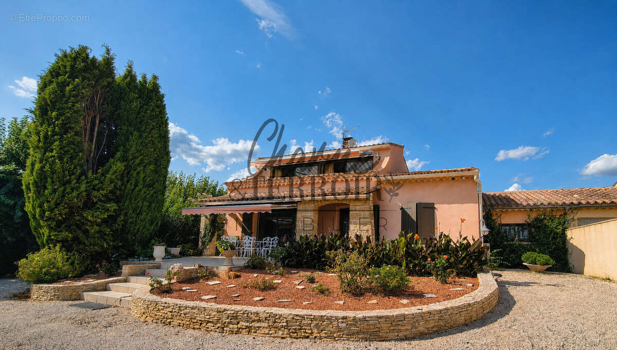St Quentin la Poterie Villa avec piscine  - un cadre de vie méditéranéen privilégié - photo 4
