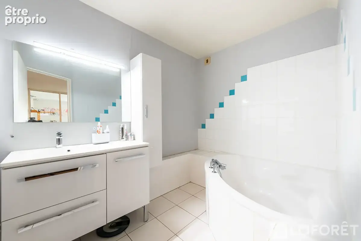 Appartement en rez-de-jardin de 157 m2 - métro Cuire - photo 14