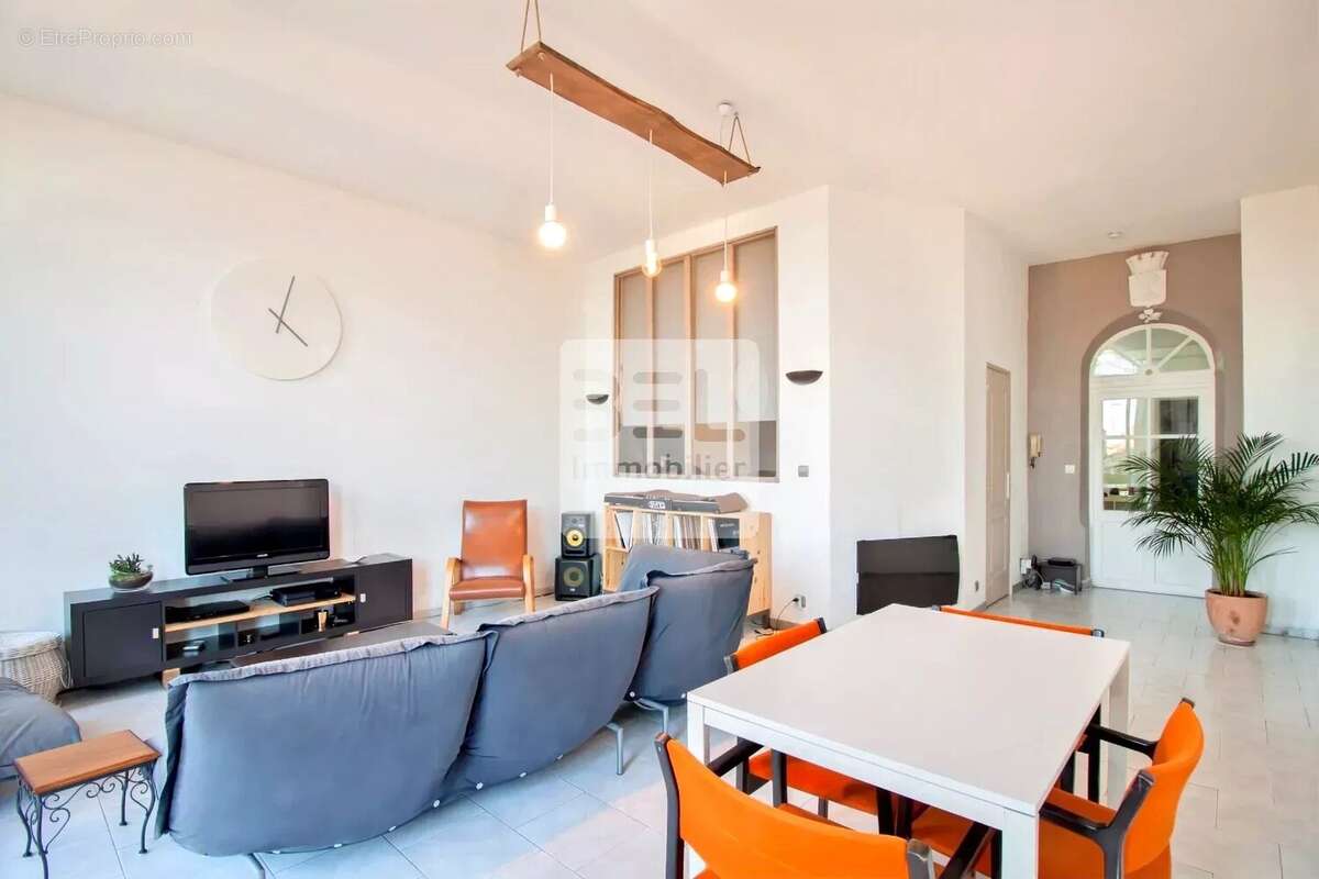 Appartement à BAGNOLS-SUR-CEZE