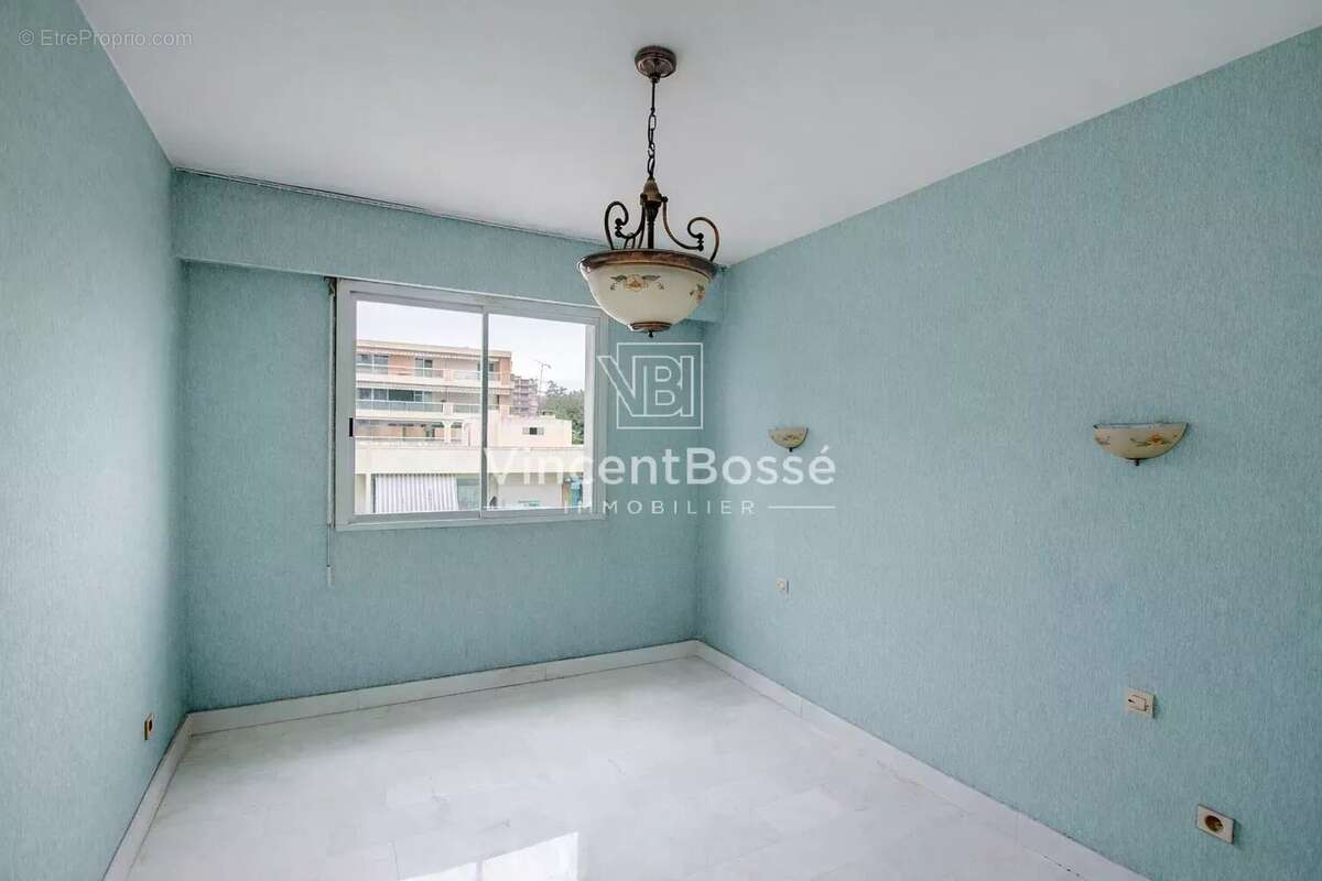 Appartement à SAINT-LAURENT-DU-VAR