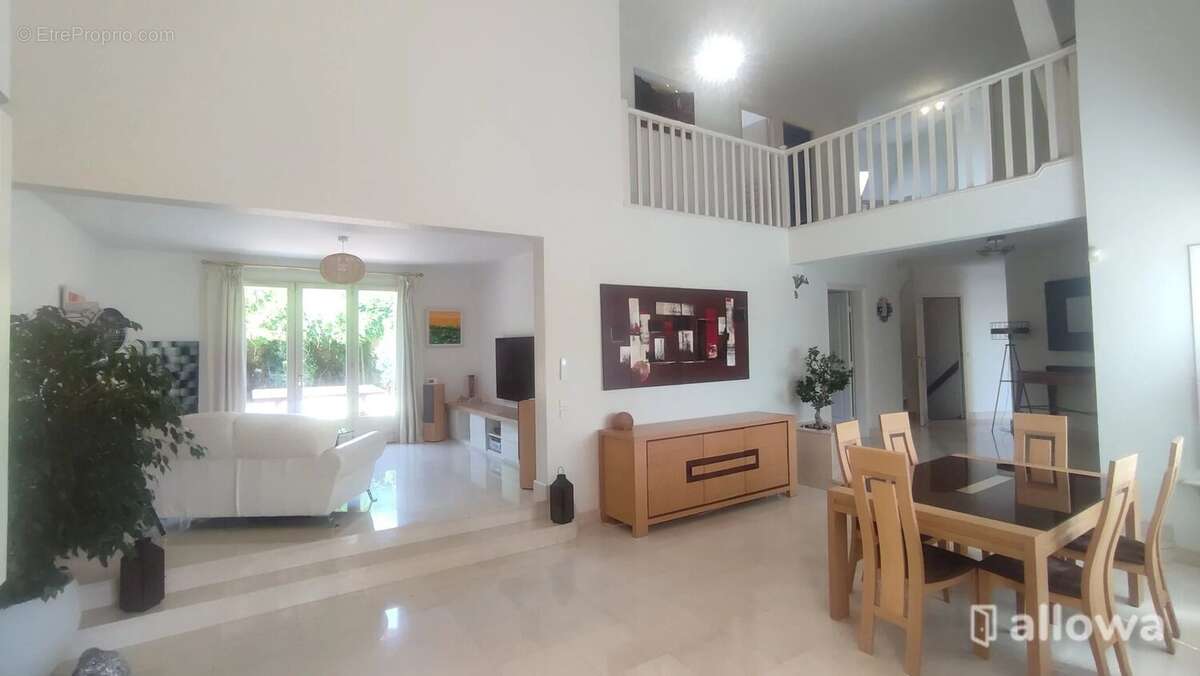 Maison à CHANTELOUP-LES-VIGNES