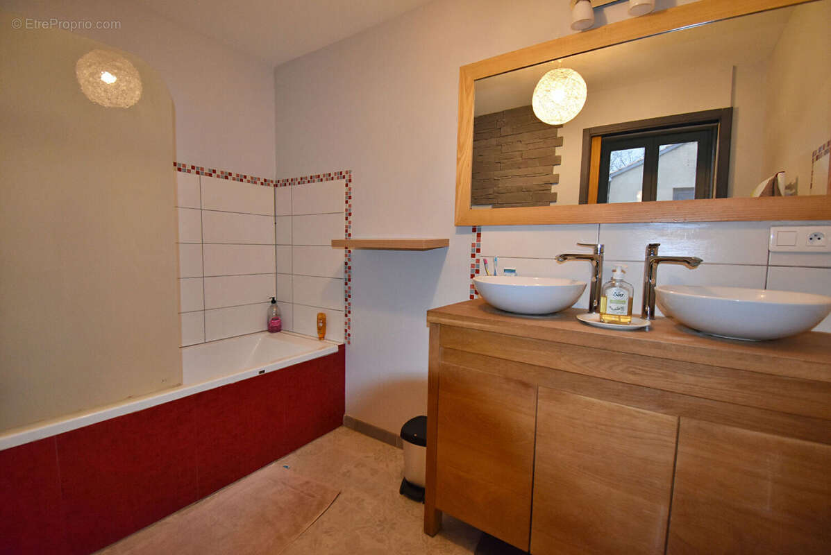 Maison à SAINT-PRIEST-LA-ROCHE