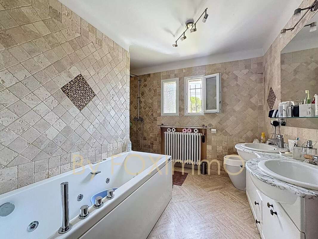 Antibes – Villa apercu mer, beaucoup charme avec potentiel,calme absolu, proche des commodités, jardin plat piscine. - photo 12