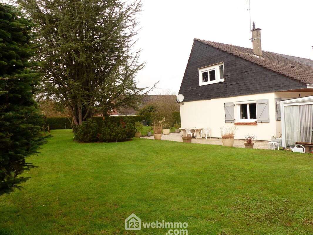 Sur un terrain verdoyant et arboré de 660 m2. - Maison à ISNEAUVILLE