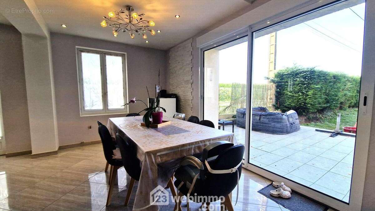 Par cette baie vitrée, vous bénéficiez d&#039;un accès vers... - Maison à SAINT-GOBAIN