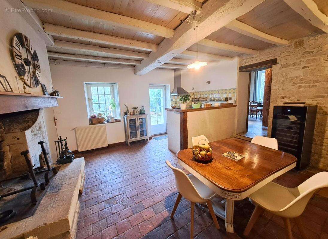 Maison en pierre à rafraichir - 2 chambres - jardin - photo 2