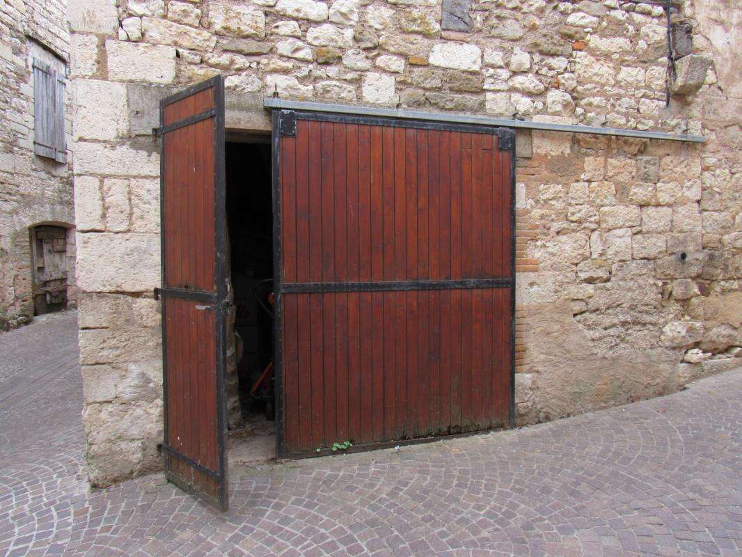 Grande maison medievale  de village entierement renovee dpe en b avec une petite maison qui sert de garage   290000€ - photo 54