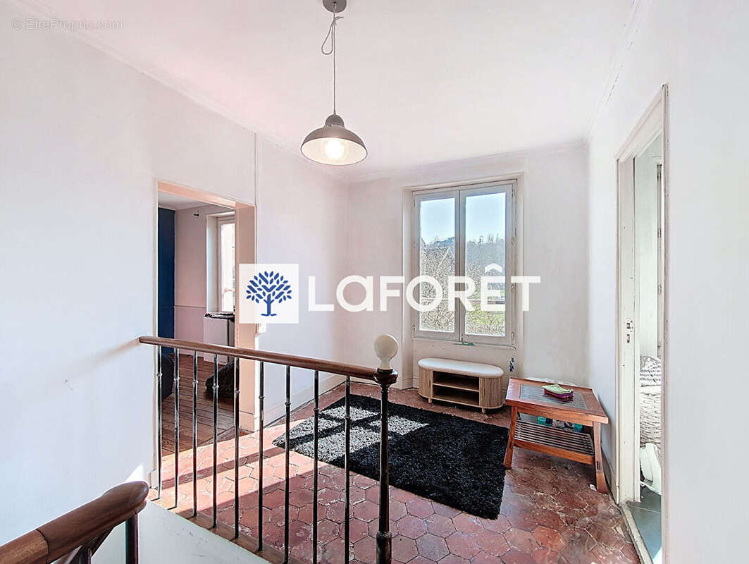 Maison à JOUY-LE-CHATEL