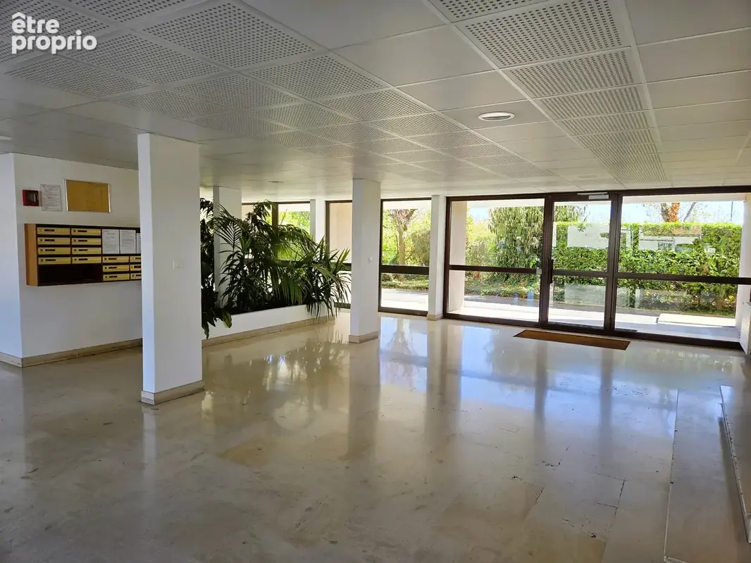 Appartement 4 pièces de 95m2 + cave + deux places de parking - photo 2