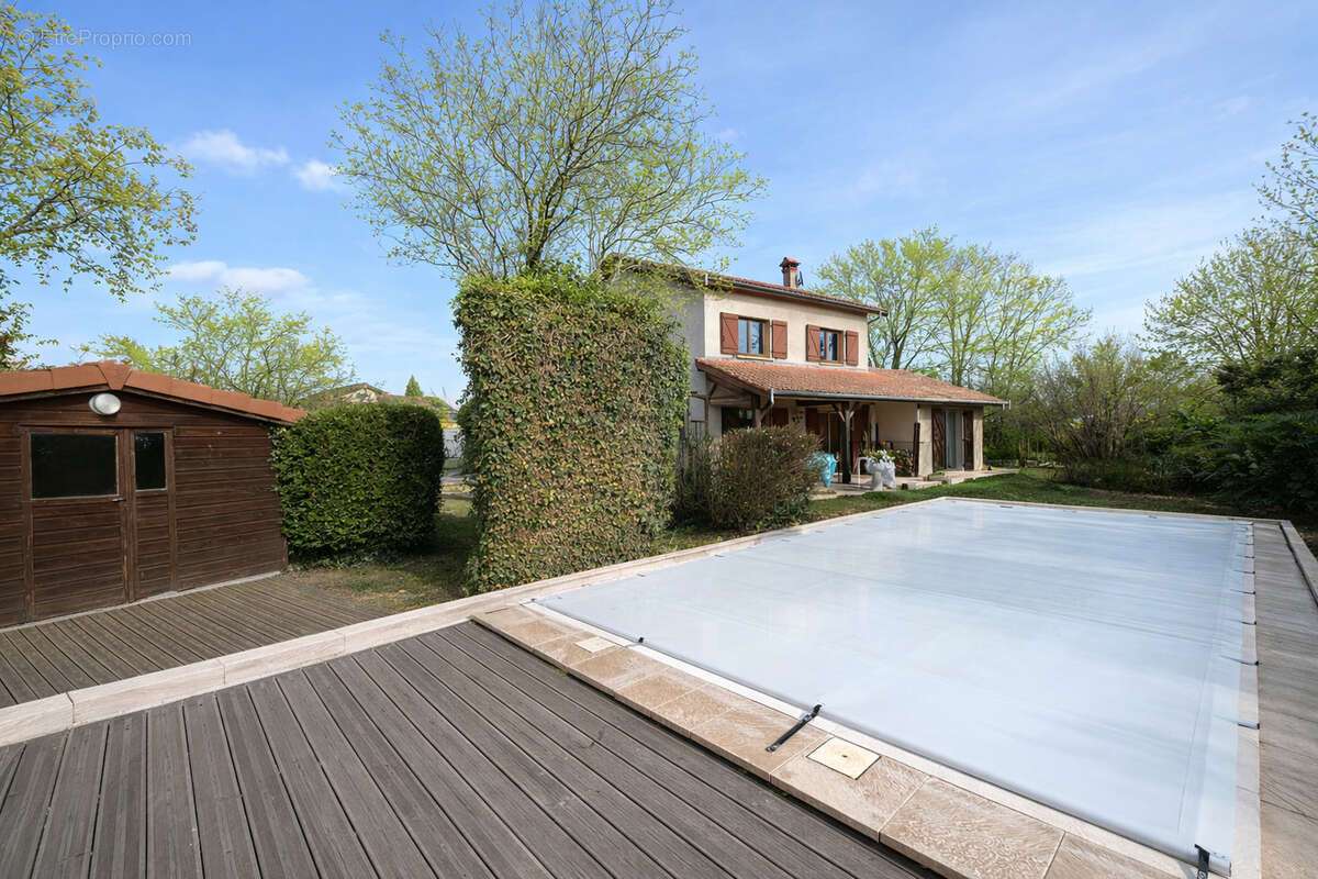 Maison à SAINT-GENIS-LES-OLLIERES