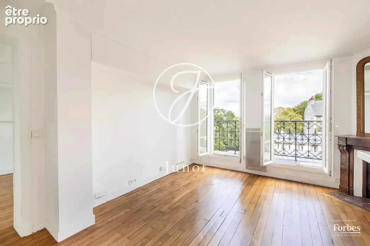 Paris 18e - MONTMARTRE / HAUT LEPIC - 2 pièces - 42,85m² Carrez - Balcon 4,37m² - Vues dégagées - photo 10