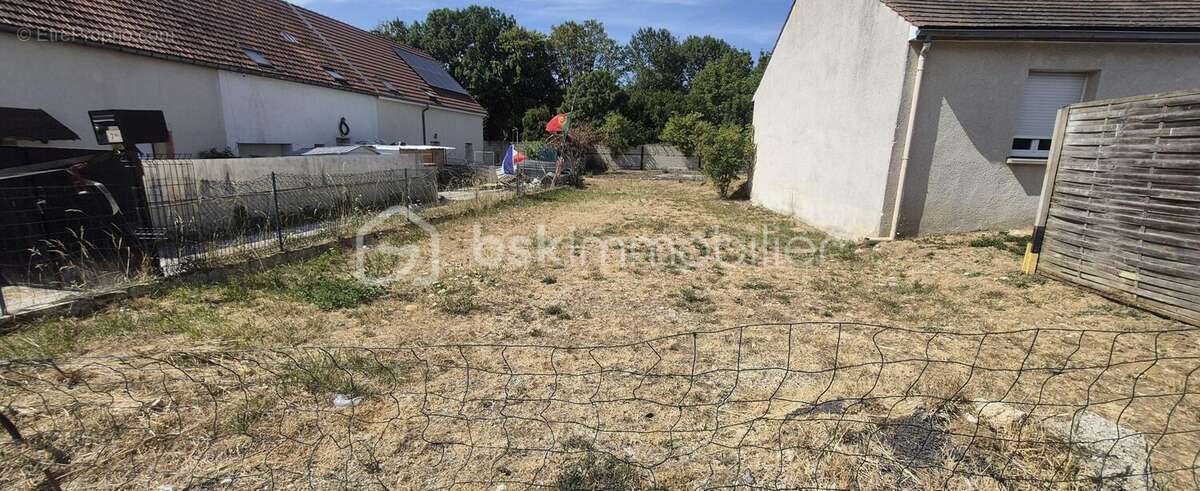 Terrain constructible de 715m² viabilisé - photo 2