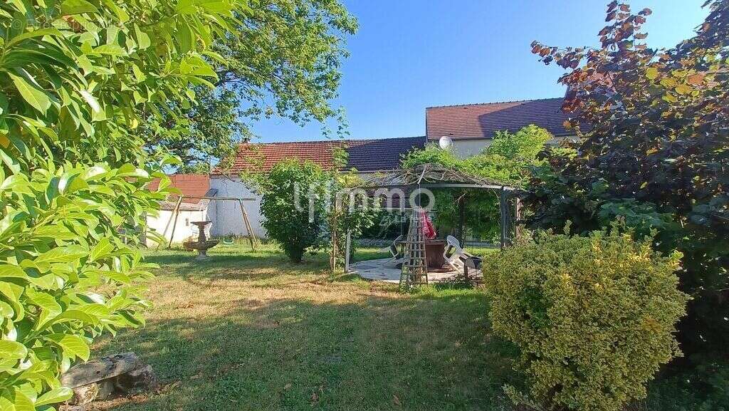 Maison avec dépendances donnant sur jardin bucolique – Proche Pr - photo 4