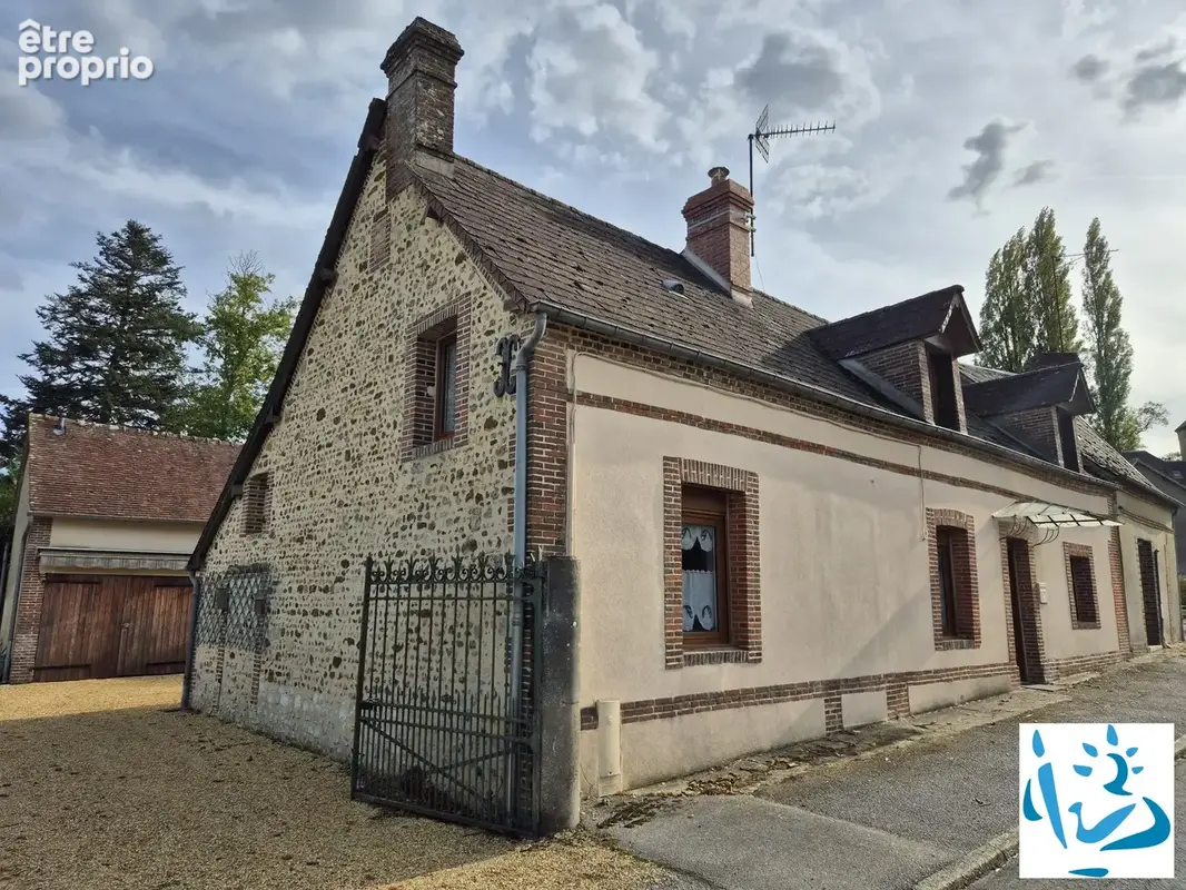 Maison à LA FERRIERE-AU-DOYEN