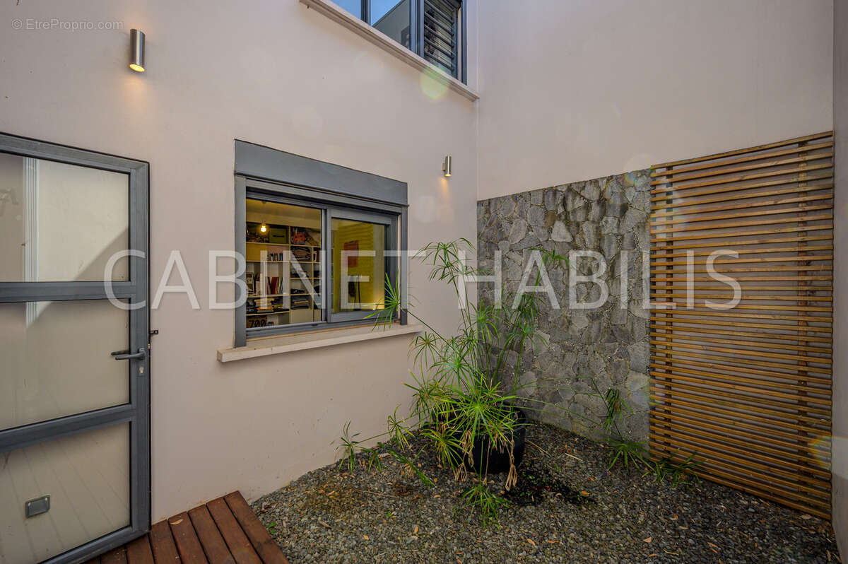 A vendre - villa de t6  de 248 m2 environ - le tampon - 728 000 € - photo 15