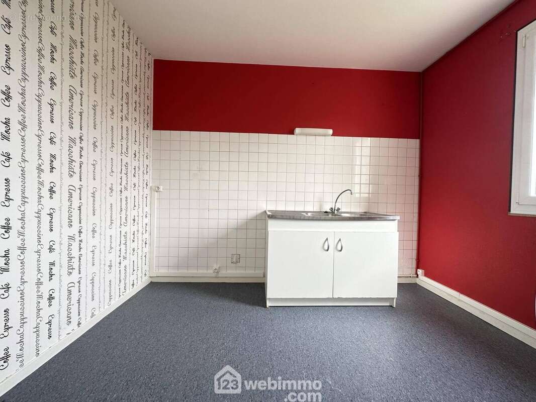 Une cuisine spacieuse - Maison à SISSONNE