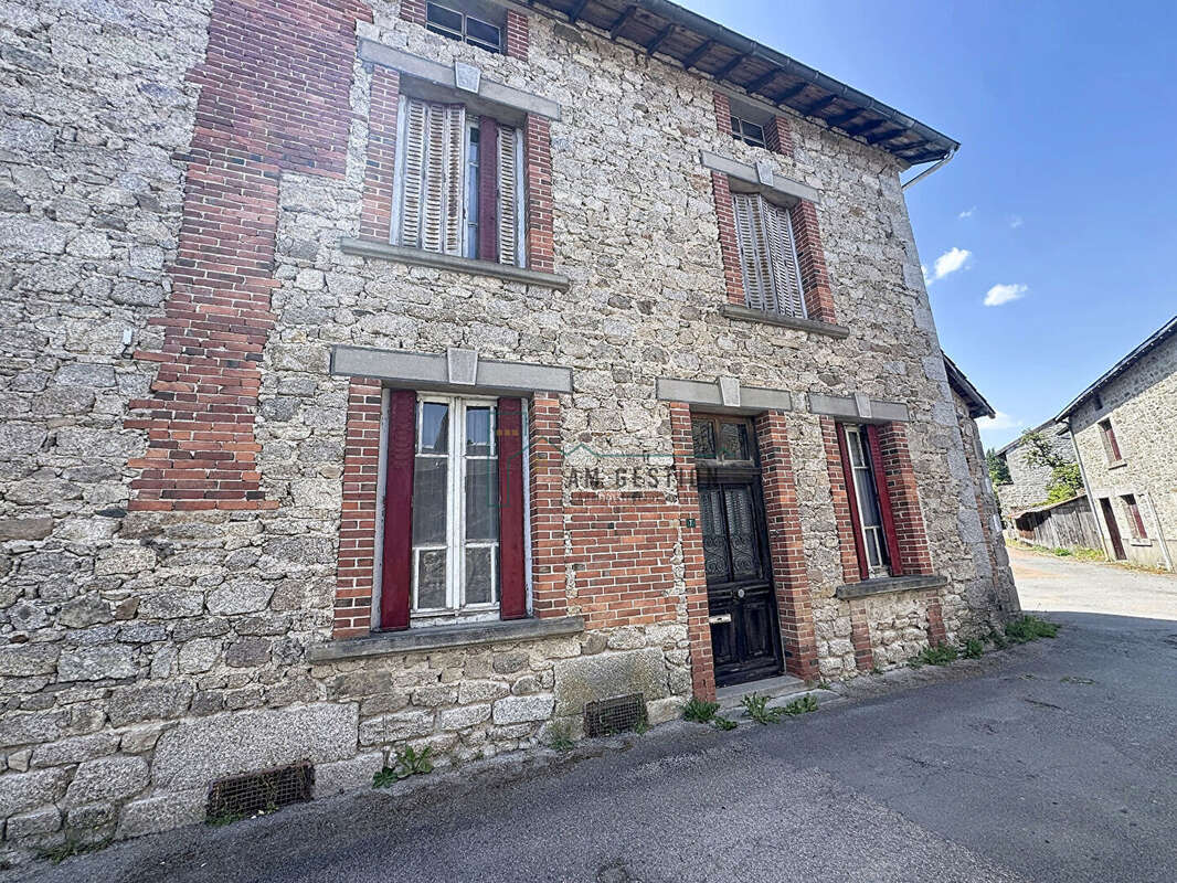 Maison à SAUVIAT-SUR-VIGE