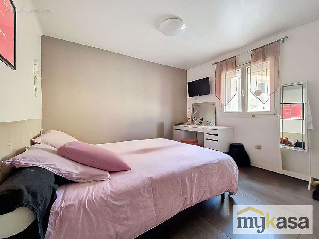 Maison à SAINT-MITRE-LES-REMPARTS