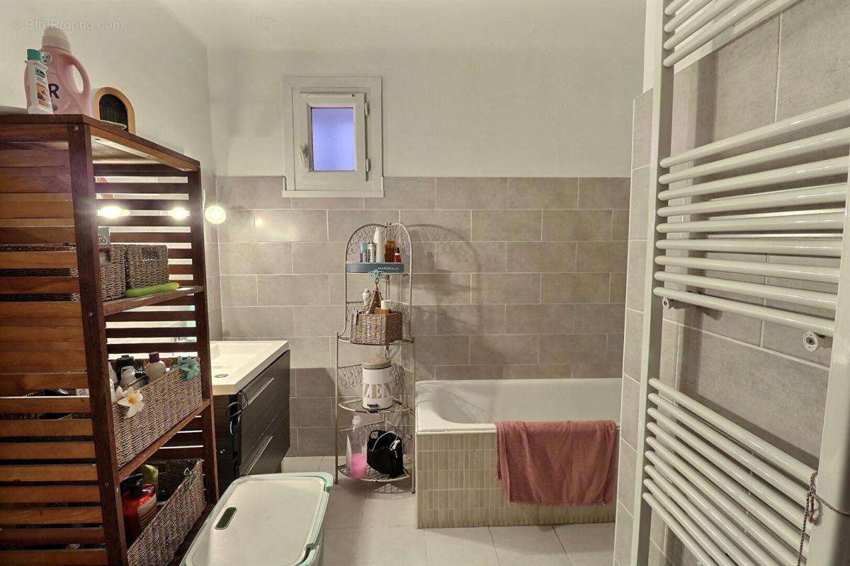 Appartement à BAGNOLS-SUR-CEZE