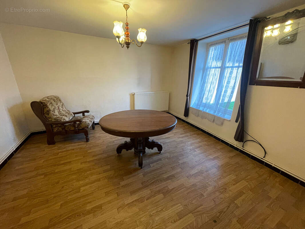 Maison à AZERAILLES