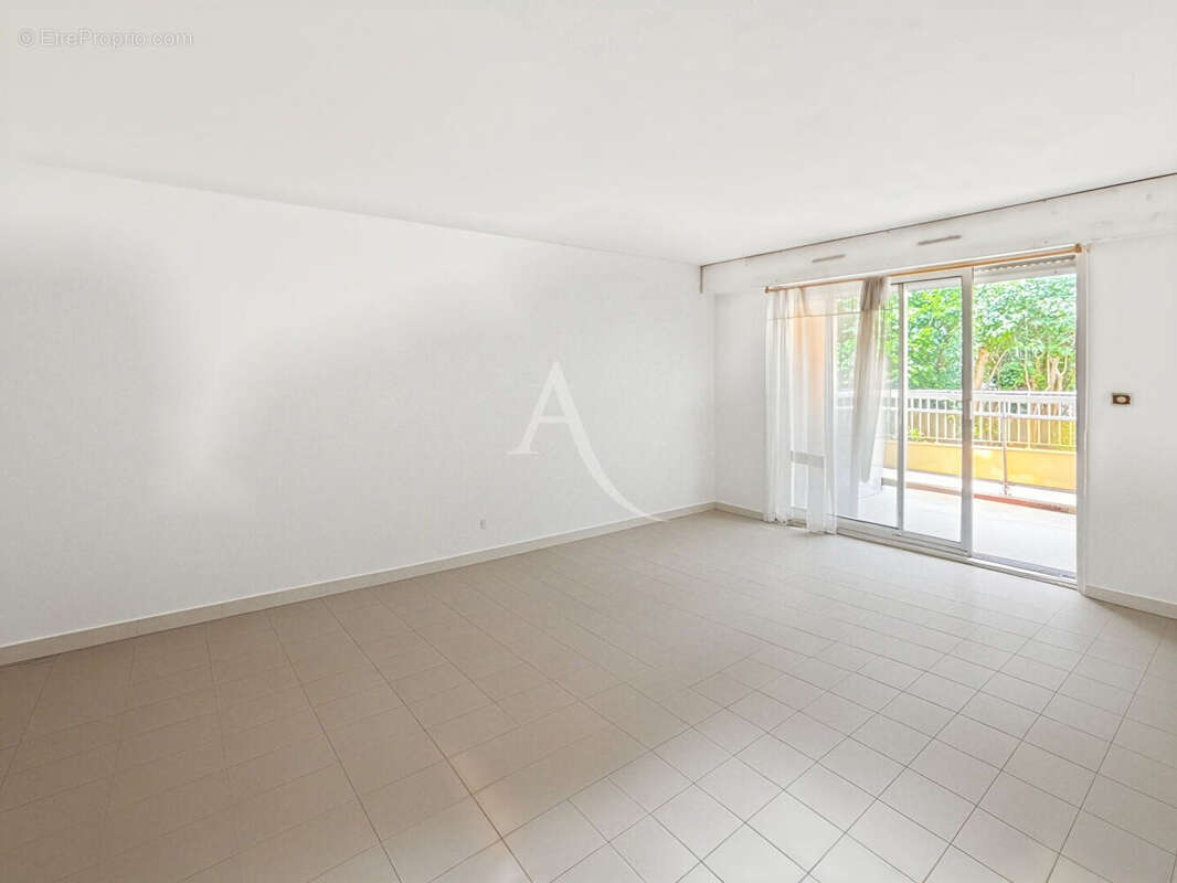 LE CANNET  Appartement  2 pièces 45m² avec terrasse, garage, cave et piscine - photo 4