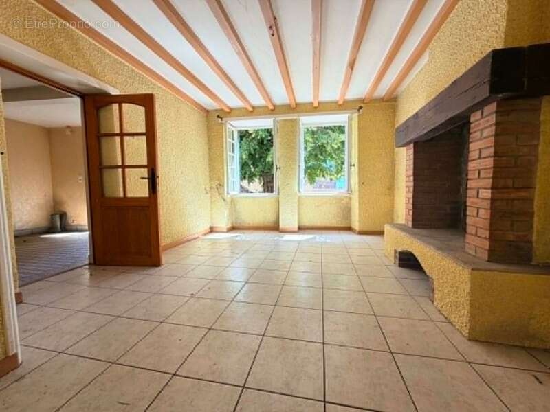Proche centre ville, maison a renover 79 m², jardin, 2 chambres, combles amenageable, assainissement collectif - photo 2