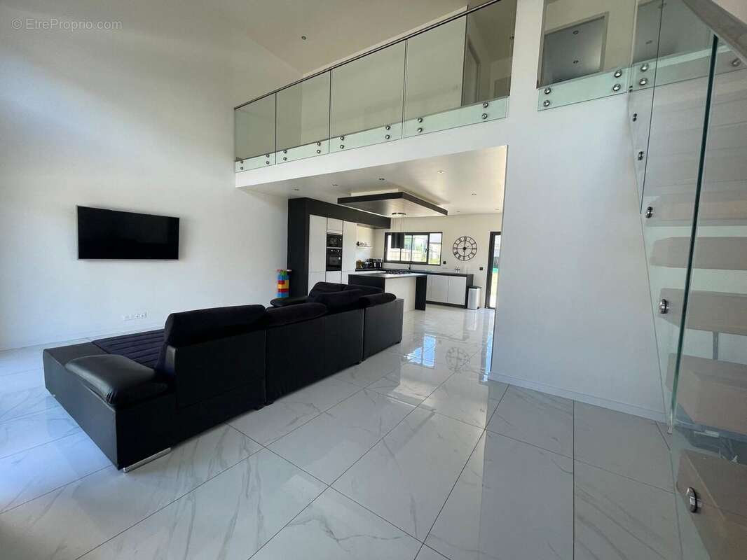 Maison 165 m² à Saint-Erblon  - photo 4