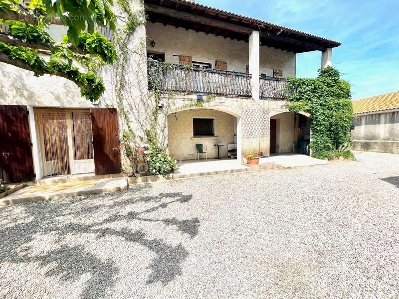 Propriété avec rendement locatif, piscine et garage - photo 10