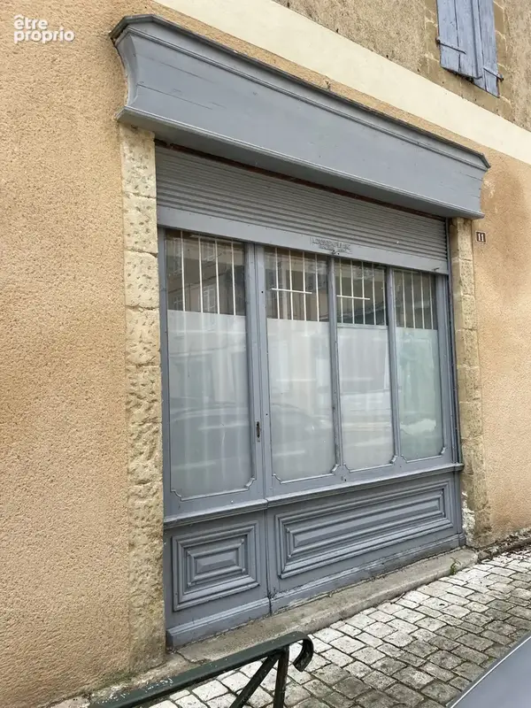 Immeuble avec cabinet loué, appartement à restaurer et cour intérieur sympa - photo 2
