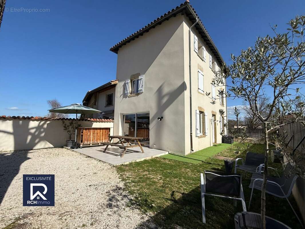 Maison à EYZIN-PINET