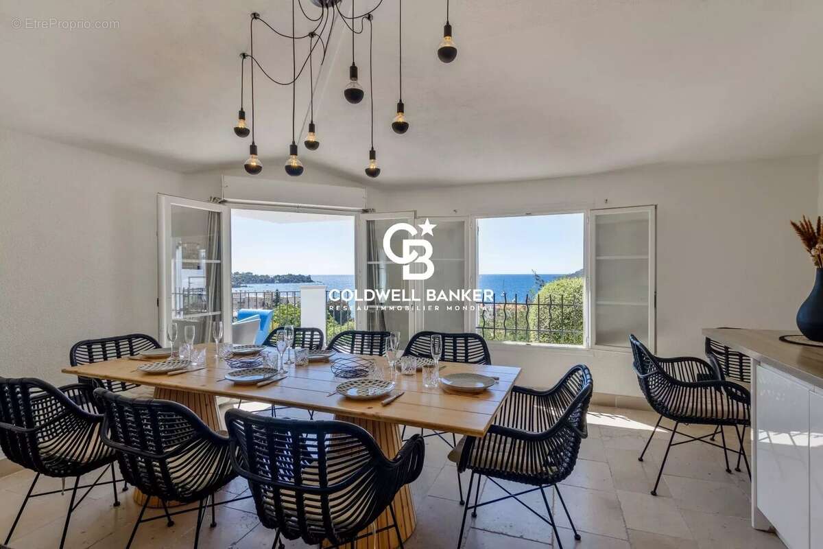 Située dans un domaine privé et sécurisé d’Agay à Saint-Raphaël, opportunité d’investissement rare sur la Côte d’Azur, alliant e - photo 2