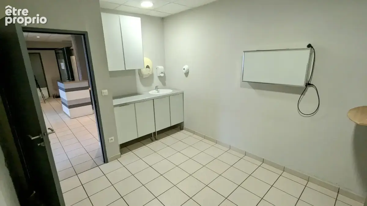 Local professionnel  114 m² - photo 6