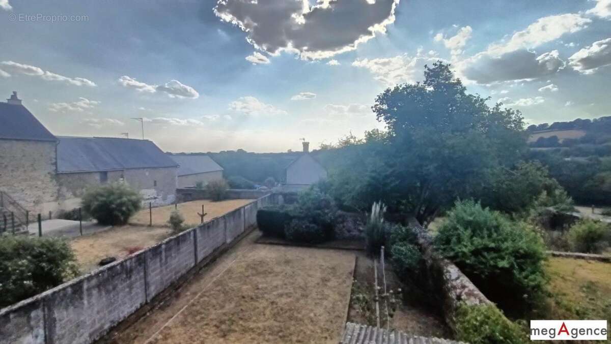 HARDANGES 53 - Maison de bourg avec jardins - photo 14