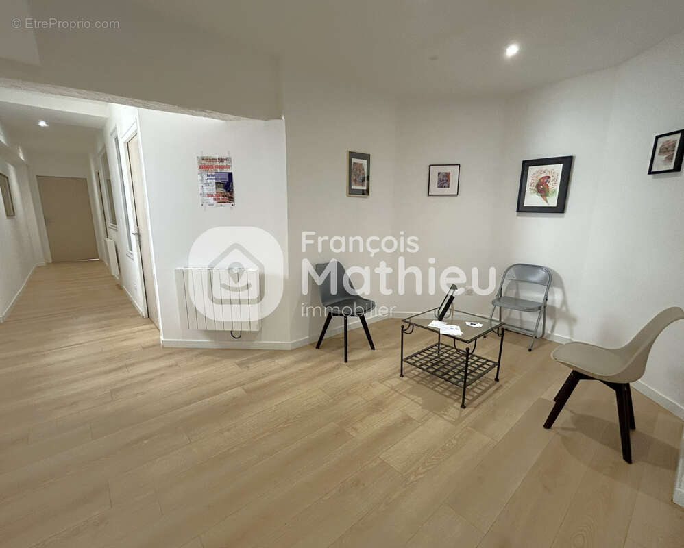 Châtillon-sur-Chalaronne - Immeuble de rapport d'environ 255m2 entièrement loué. - photo 4