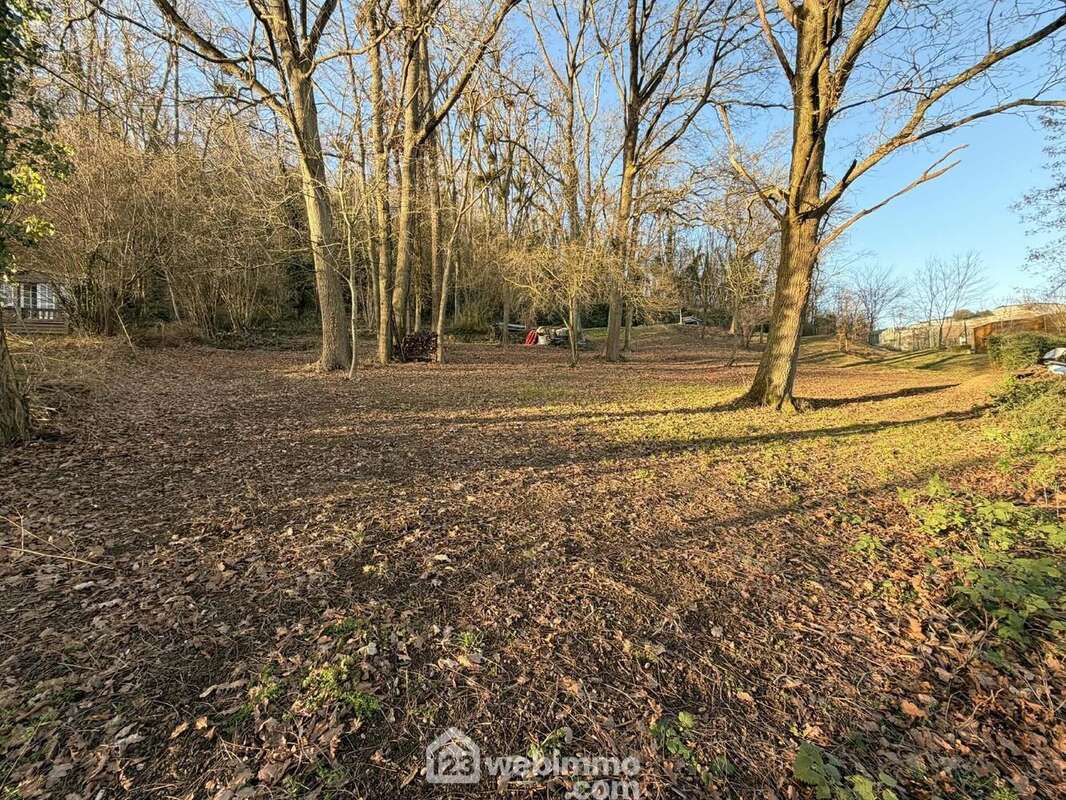 Un cadre naturel et paisible, idéal pour les amoureux de calme et de verdure - Terrain à LAON