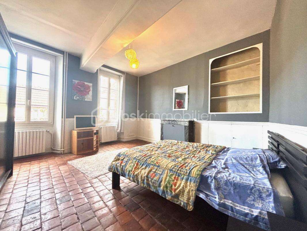 Maison à VILLENEUVE-SUR-YONNE