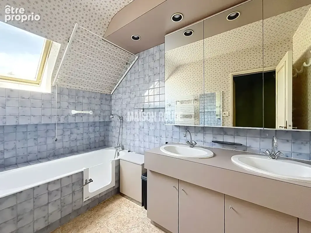 CENTRE HISTORIQUE - Appartement 4 pièces avec ascenseur, cave et garage fermé - photo 6