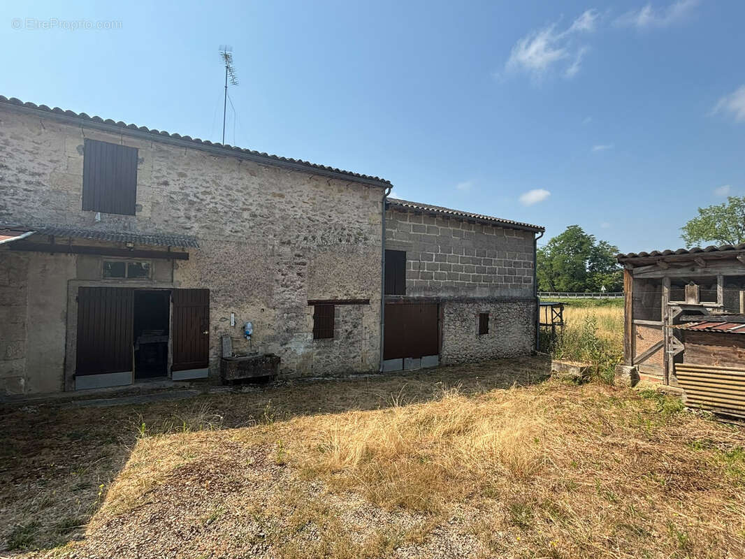Maison en pierre 141 m2, 4 chambres, dépendances et jardin clos ! - photo 11