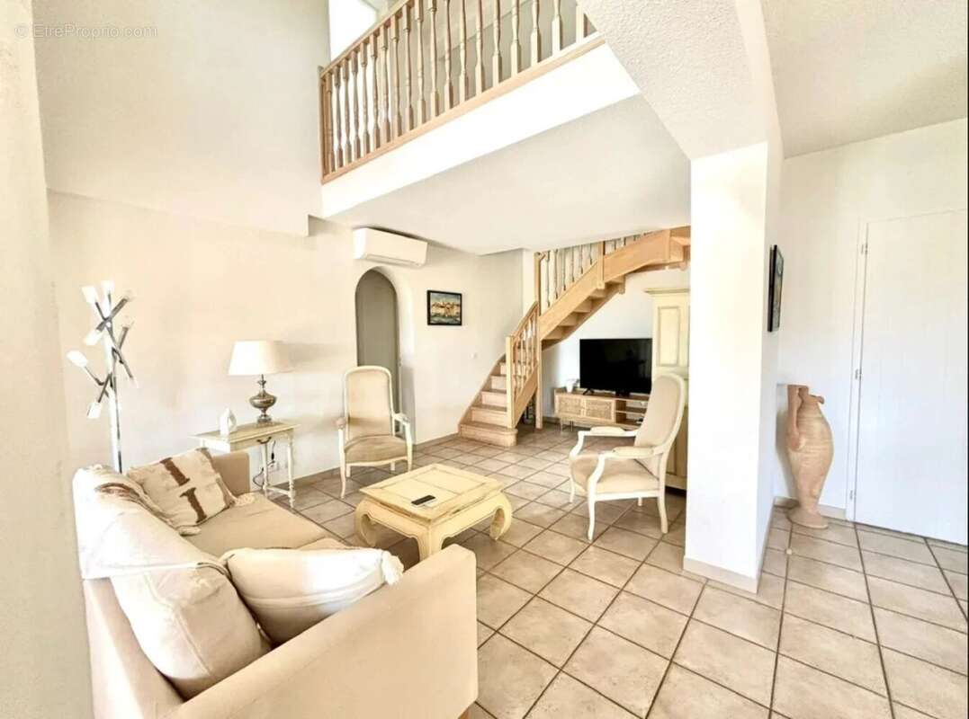 Maison à ROQUEBRUNE-SUR-ARGENS