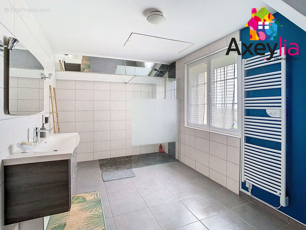 Maison à SAINT-CYR-DE-FAVIERES